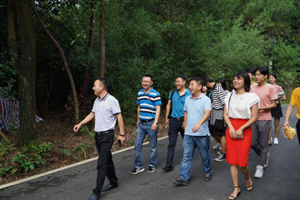 说明: E:\学院网站\学院新闻、通知\2019年\20190726学院脱贫攻坚实践调研团赴宜宾高县开展巩固脱贫攻坚成果调研\04.png